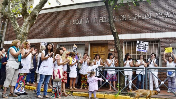 Apoyo a la maestra golpeada