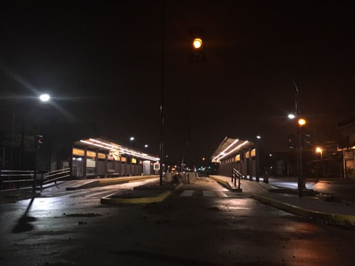 Esperar el colectivo de noche