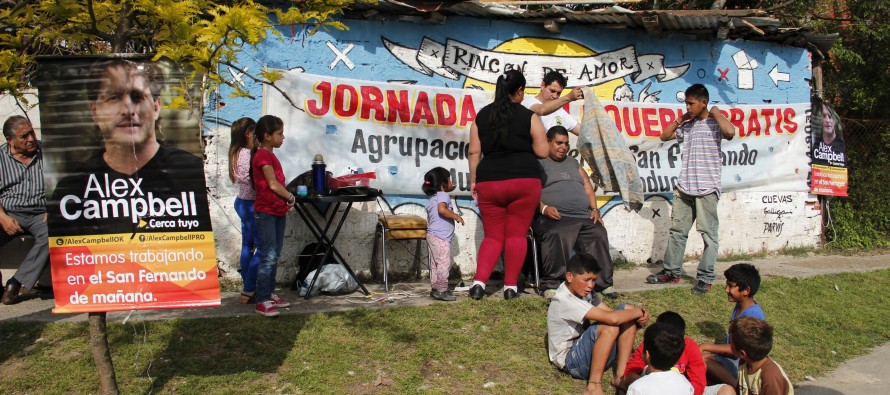 Vecinos de San Fernando se cortan gratis el pelo