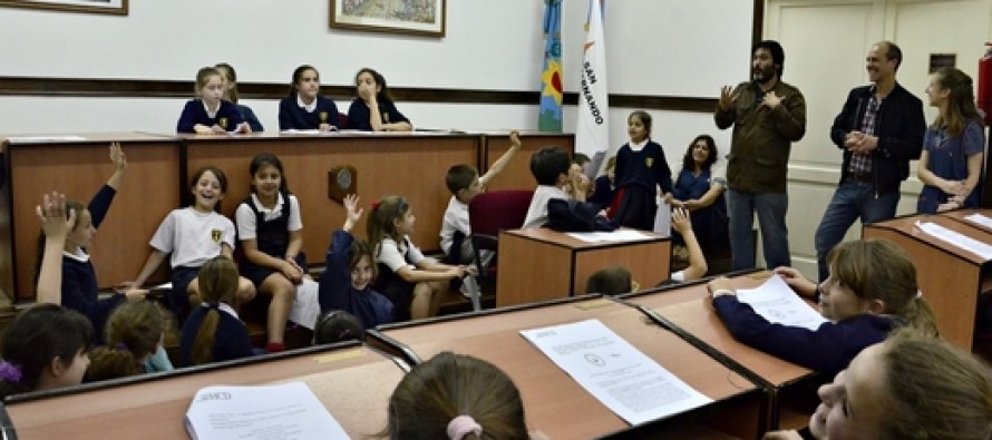 Niños de escuelas sanfernandinas se sentaron en las bancas del Concejo