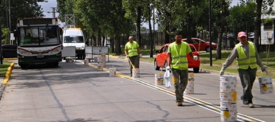 Se realizan trabajos de pintura vial y tomado de juntas en las principales avenidas