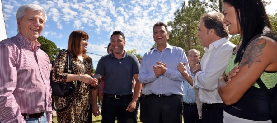 Óscar de la Hoya participó de una exhibición de la Escuela Municipal de Boxeo de San Fernando