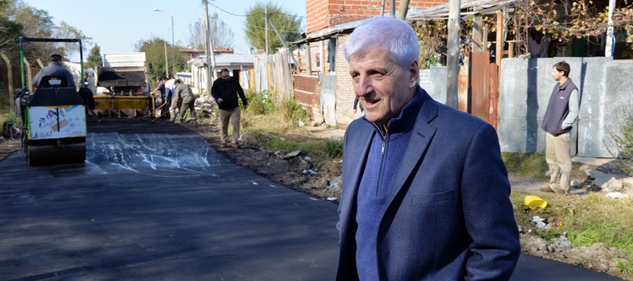 Con el Plan de Mejoramiento de Barrios se asfaltó la calle Demarchi en el barrio Alvear