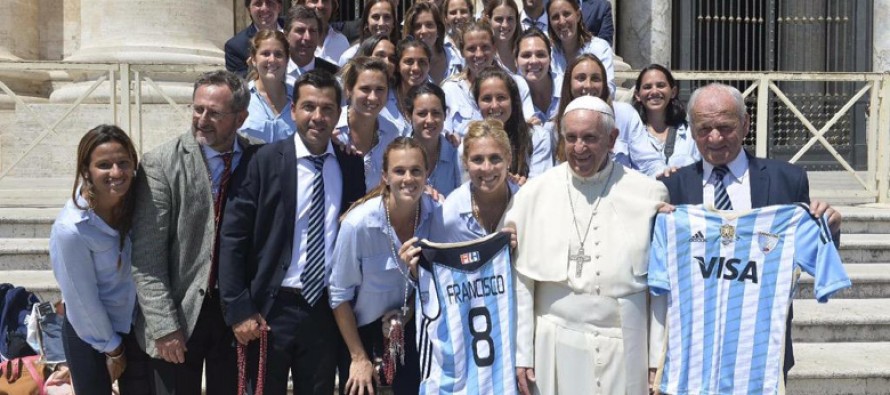 Las Leonas visitaron al Papa Francisco previo al inicio de la fase de Semifinales de la Liga Mundial