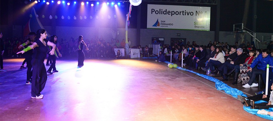 Muestra de gimnasia y danzas de adultos en el Poli N°1