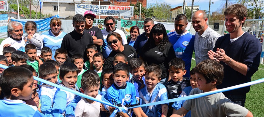 Se inauguró un nuevo playón deportivo en el Club Malvinas Argentinas