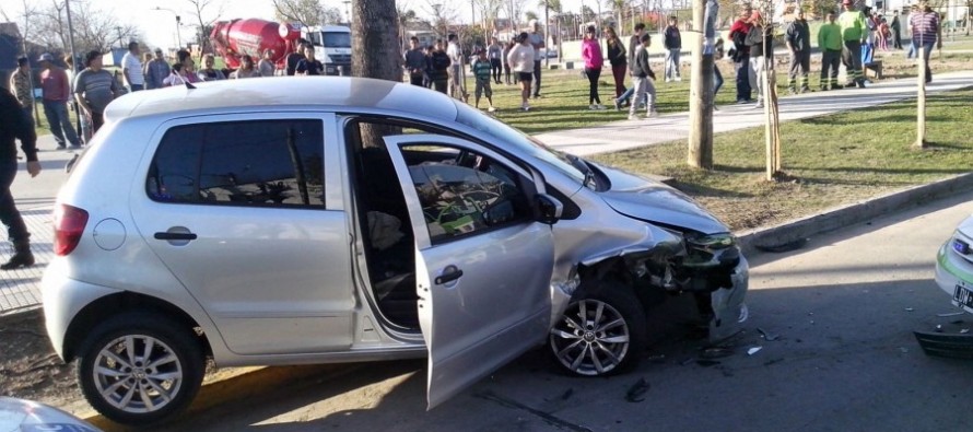 Patrullas municipales detienen a dos hombres armados tras persecución y choque