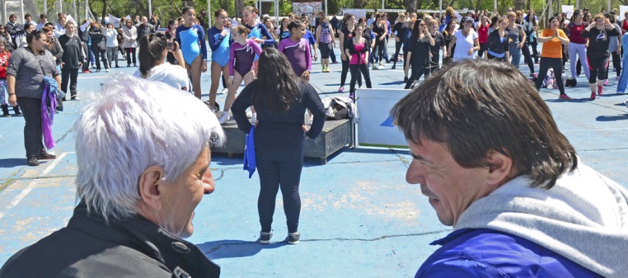 Un día de actividad física y danza a la vera del río