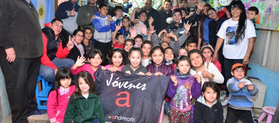 Tarde de cine en el merendero ‘Huellitas de Guadalupe’ organizada por los Jóvenes A