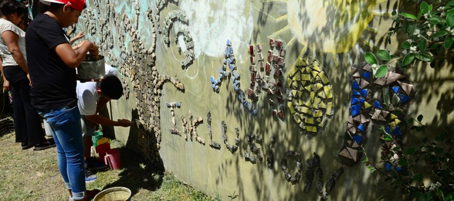 Jóvenes del Programa “Sumate” terminaron un mural con relieves en el Centro de Día para Ciegos