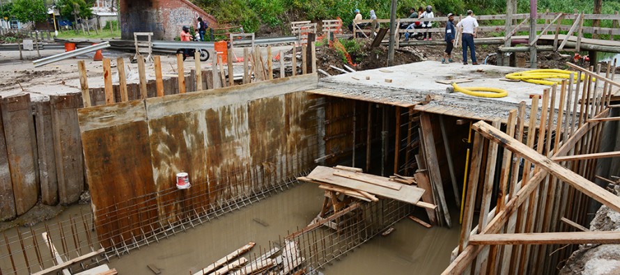 Avanza una obra hidráulica en Ruta Nº 202, cerca del “Puente Negro”