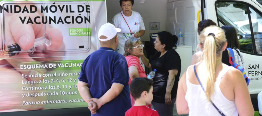 Operativo de vacunación en la puerta de la Parroquia Aránzazu