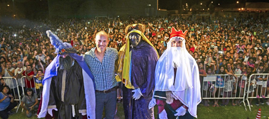 Los Reyes Magos se despidieron de los niños en el Polideportivo 1