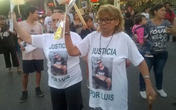 “No me dejen sola”, dijo la madre de Luis Acosta en la marcha que reclamó justicia por el asesinato del joven