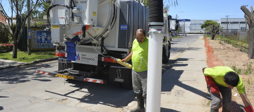 Frente al alerta por temporal, refuerzan trabajos de limpieza de conductos de desagüe