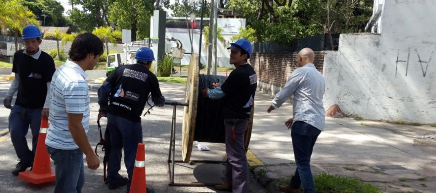 Extienden la fibra óptica y colocan postes nuevos para instalar cámaras de seguridad