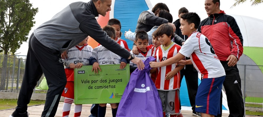 Entrega de materiales deportivos a los equipos de la Liga de Fútbol Infantil y Juvenil