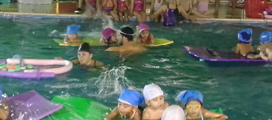 Encuentros de natación infantil en las piletas de los polideportivos