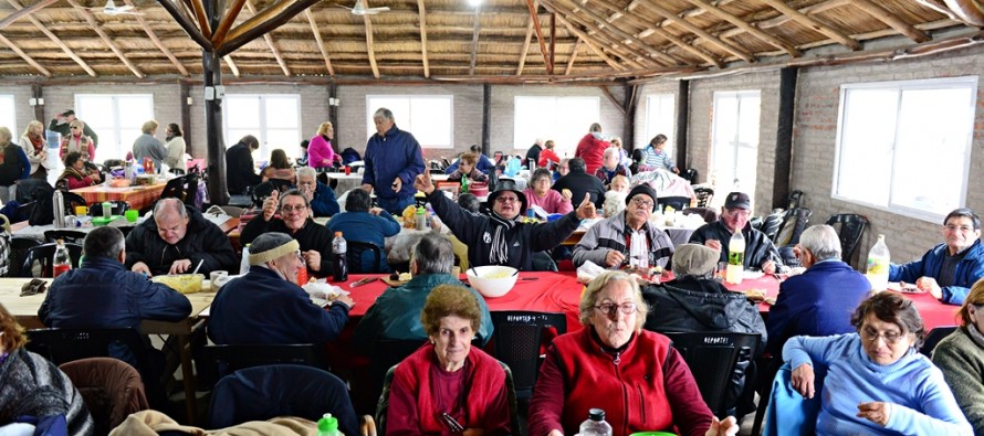 Más de 300 abuelos participaron de la ‘Copa del Bicentenario’ en el Poli N° 3