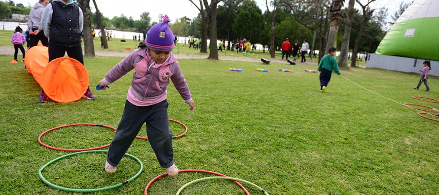 Día de juegos y competencias al aire libre entre las escuelas infantiles de los polideportivos