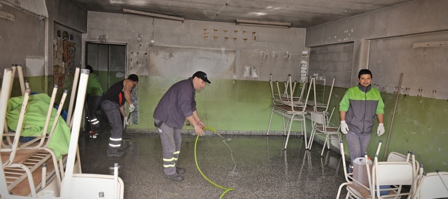 Tras el incendio, el Municipio colabora con la Provincia en los trabajos de limpieza de la Escuela N° 5