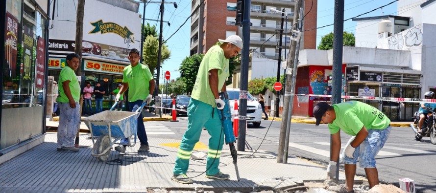 Trabajos de renovación en el centro comercial de la calle Constitución