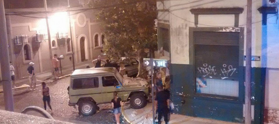 Un auto terminó incrustado en una vivienda en Perón y General Pinto