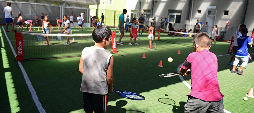 Clases de tenis en las colonias de verano de los polideportivos