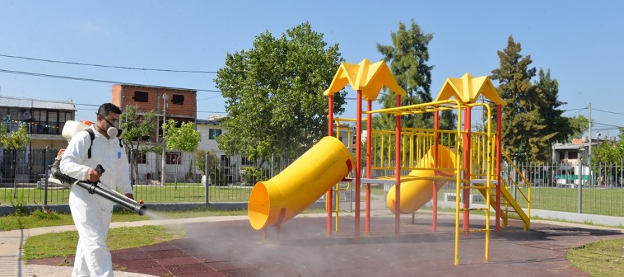 Tareas de fumigación en la Plaza Héroes de Malvinas