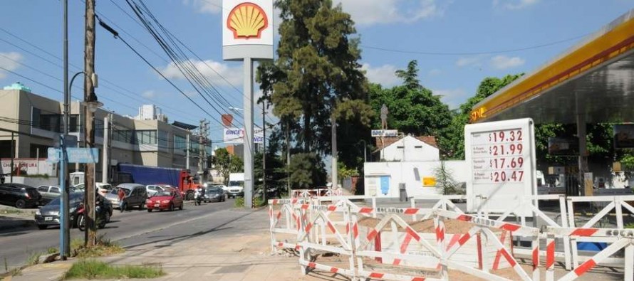 Comenzaron los trabajos para sumarle dos carriles a la calle Uruguay en la parte donde se angosta