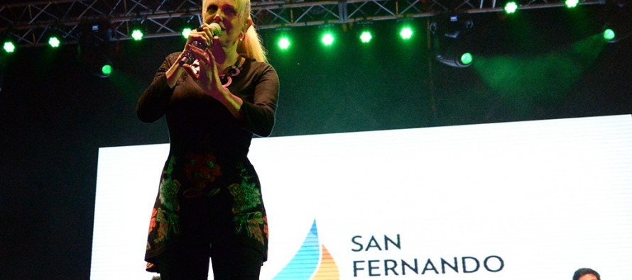 Valeria Lynch cerró las actividades por el Día de la Mujer con un recital en la Plaza del Bicentenario