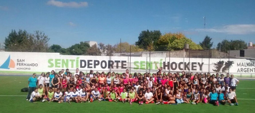 La Escuela Municipal de Hockey tuvo su primer encuentro en el Poli N°7