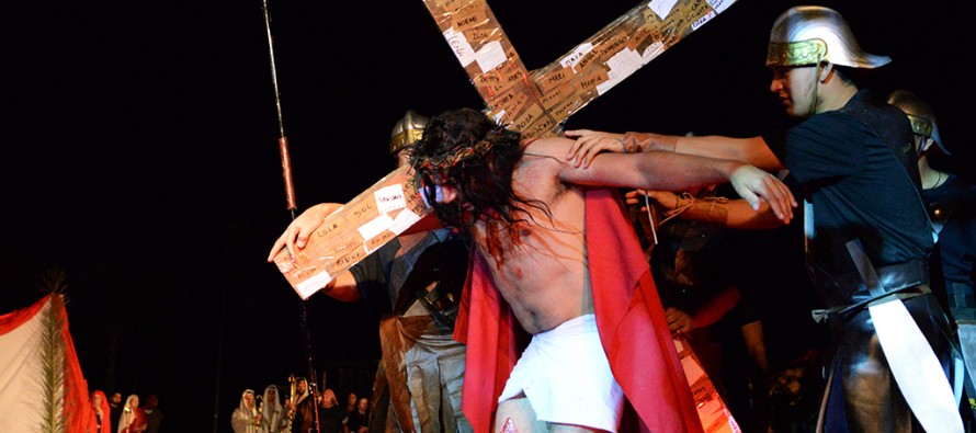 En Viernes Santo se representó la Pasión de Cristo en la plaza Carlos Gardel