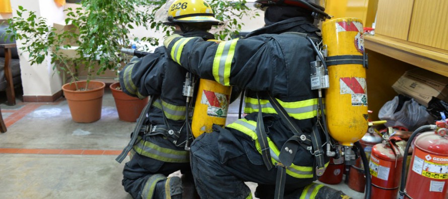 Simulacro de incendio en la Escuela Técnica 2