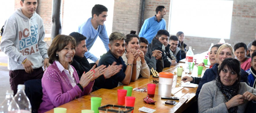 Alicia Aparicio compartió un almuerzo con los chicos del Centro Convivencial Terapéutico