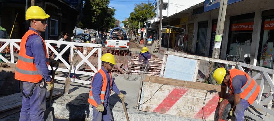 Renovación de baldosas, colocación de conductos pluviales, hormigonado y pavimento en el  casco histórico