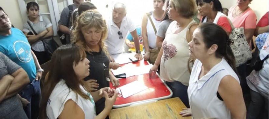 Los isleños reclamaron en Jefatura Distrital por el cierre de escuelas y jardines del Delta