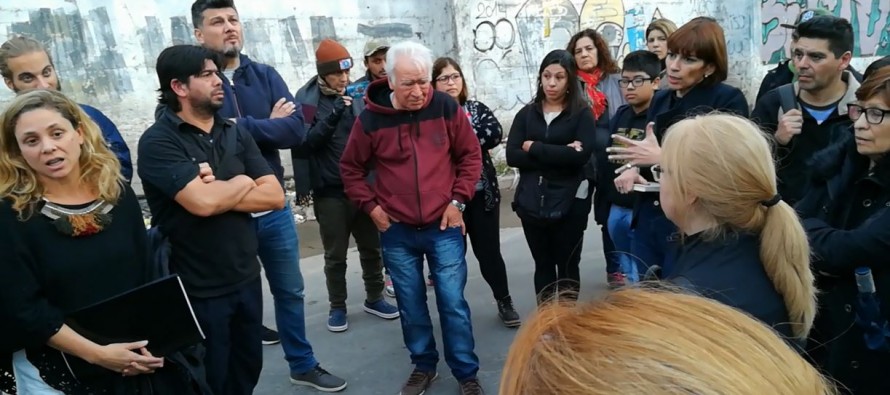 Reunión entre vecinos y funcionarios provinciales por demoras en la adjudicación de viviendas del barrio Tiro Federal