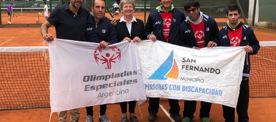 Alumnos de la Escuela de Tenis Adaptado recibieron indumentaria oficial para competir en el Mundial