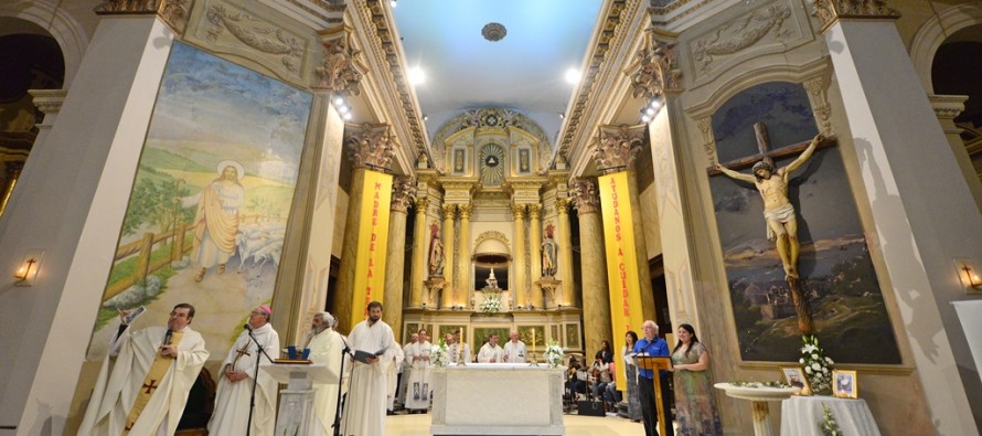 El obispo Ojea inauguró el nuevo altar de la Parroquia Aránzazu a un año de su renovación