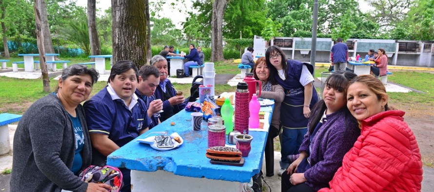 Los chicos del Taller Protegido celebraron el Día de Familia en el Poli N°3 con almuerzo, baile y juegos