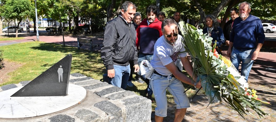 Día de la Memoria: el Municipio recordó a las víctimas con una ofrenda floral en plaza Canal