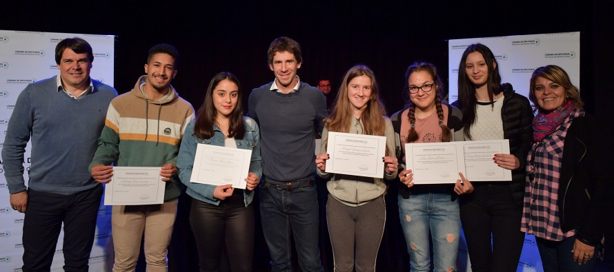 Entrega de becas de estudio a estudiantes de escuelas públicas de nuestra ciudad