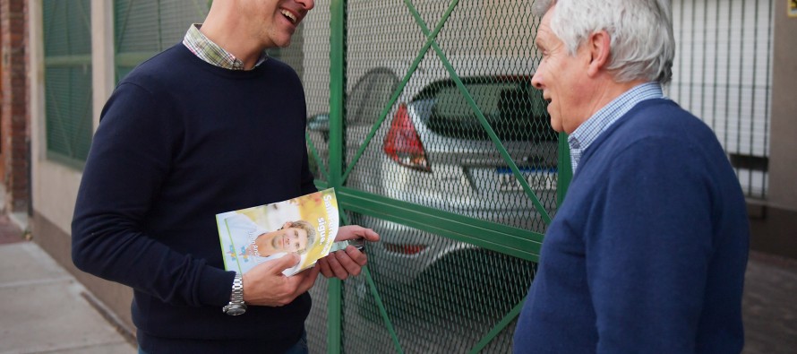 Santiago Aparicio dialogó con vecinos de la calle Carlos Casares