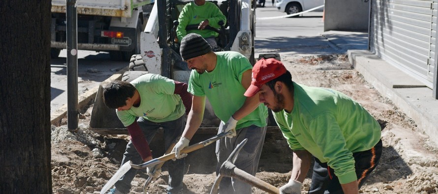 Renovación de veredas en Quintana y Perón