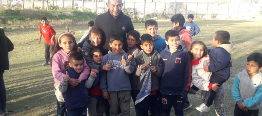 El Chino Luna sorprendió a los chicos de un merendero del barrio Villa del Carmen