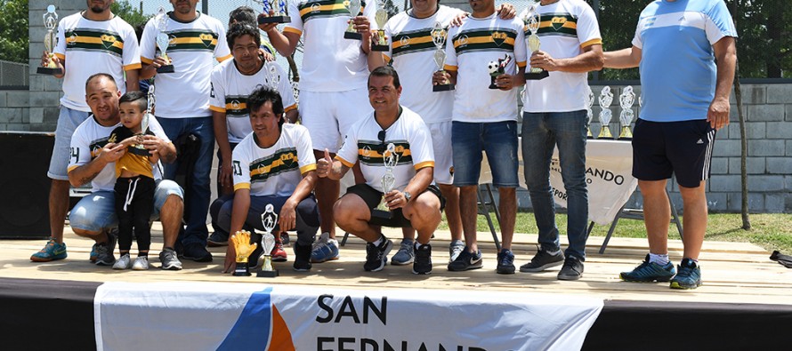 Los jugadores de la Liga Municipal de Fútbol para Veteranos recibieron sus trofeos en un acto realizado en el Poli 2