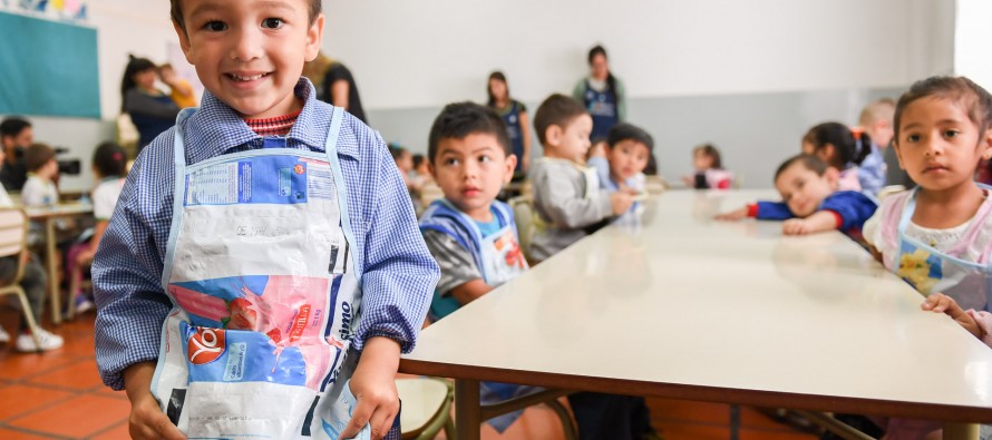 Jóvenes del programa Sumate confeccionaron pintorcitos con el reciclado de sachets