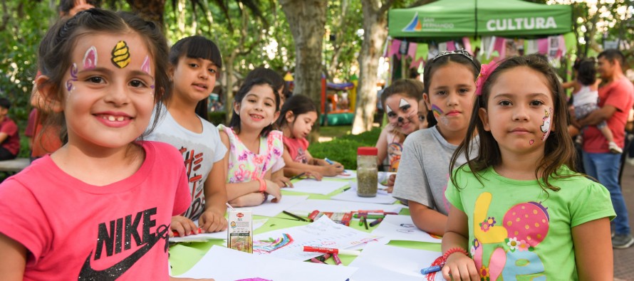 La producción de los talleres culturales municipales fue exhibida en la Plaza Mitre