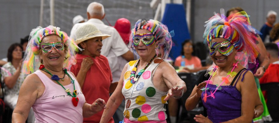 Los adultos mayores cerraron el año con un baile en el Poli 1